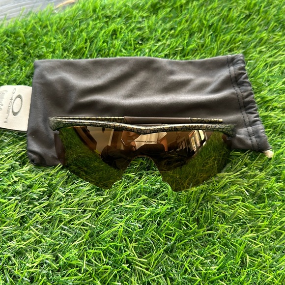 Oakley (replica) Sun Glasses - Picture 1 of 11